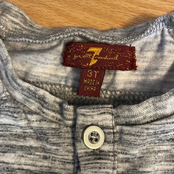 Boys 4 pc lot of basic tees. Trendy everyday styles, size: 3T - Picture 7 of 9